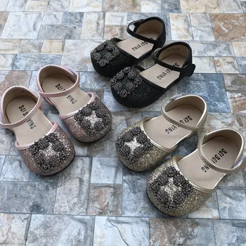 2023 Nova Menina Princesa Flats Fivela de Metal de 1 a 6 Anos de Idade da Criança Semi-sandália de Fundo Macio Feminina de Sapatos de Bebê de Moda Mary Janes