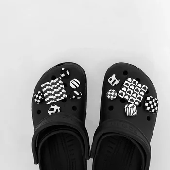 DIY Preto Branco Encantos para o Crocs Sapatos de Alta Qualidade Encantos para o Croc Croc Fashion Decoração para Meninas super bacanas de Presente Croc Encantos